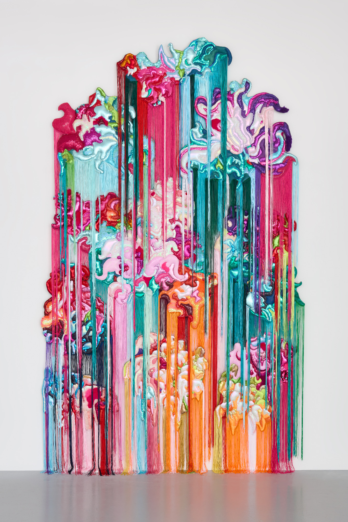 Instalación textil de vivos colores de Anne von Freyburg